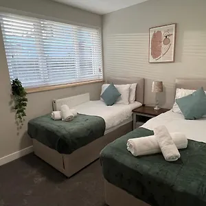  Holiday home Immaculate Newly Refurbished 4 Bed House